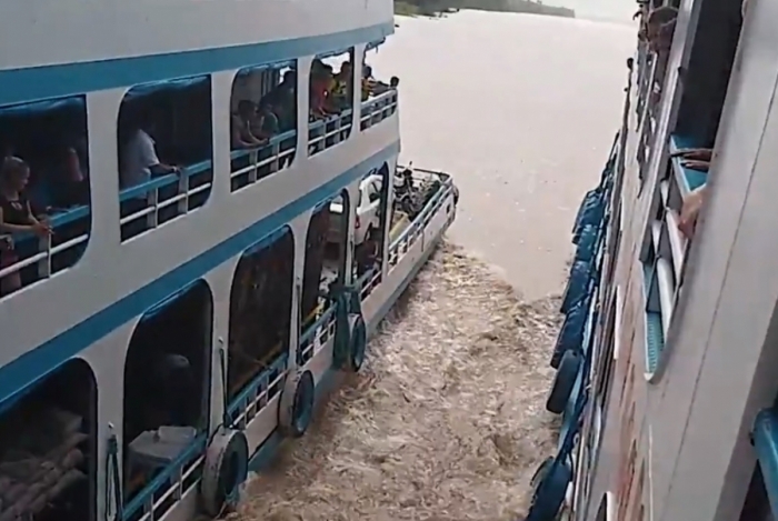 Barcos apostam corrida no rio Amazonas