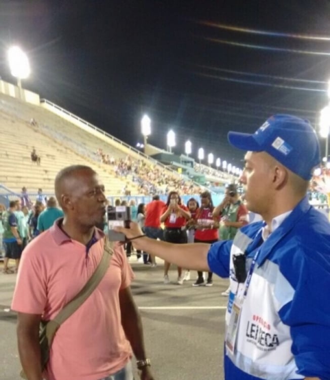 Motorista de alegoria faz teste do bafômetro na Sapucaí