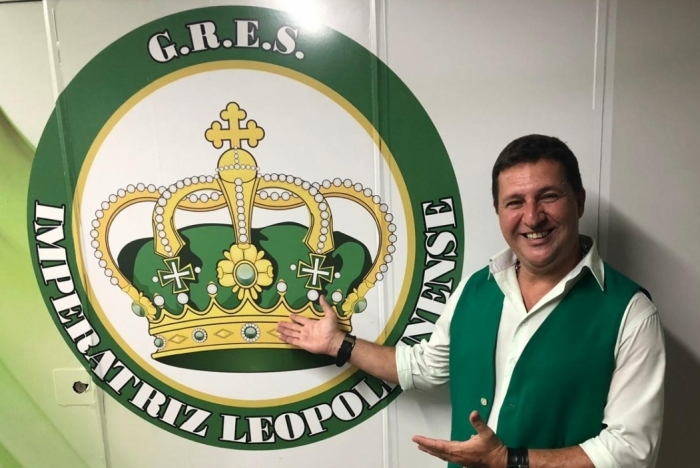 O intérprete Arthur Franco, a voz da Verde e Branco de Ramos