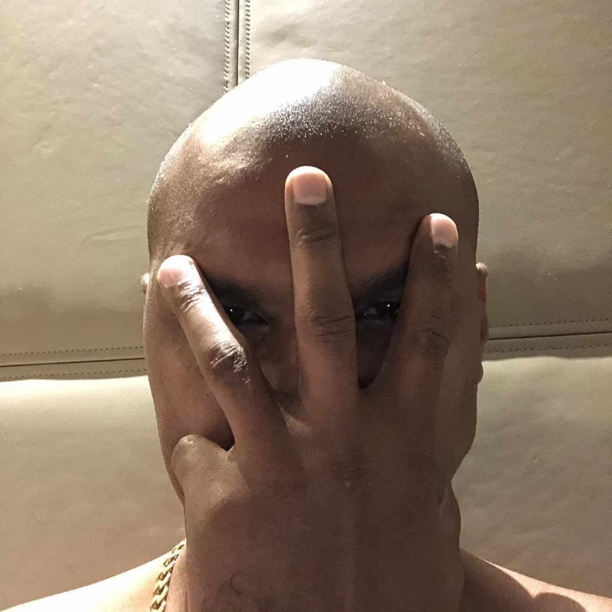 O ex-goleiro Jefferson repete gesto das comemorações de Erik 