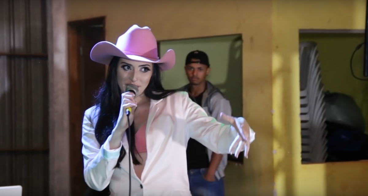 Noiva faz homenagem a esposo durante casamento