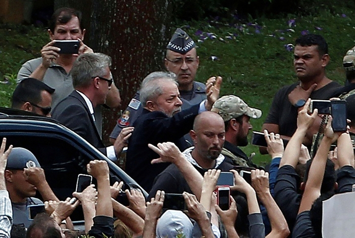 Lula saúda militantes ao chegar ao cemitério em São Bernardo