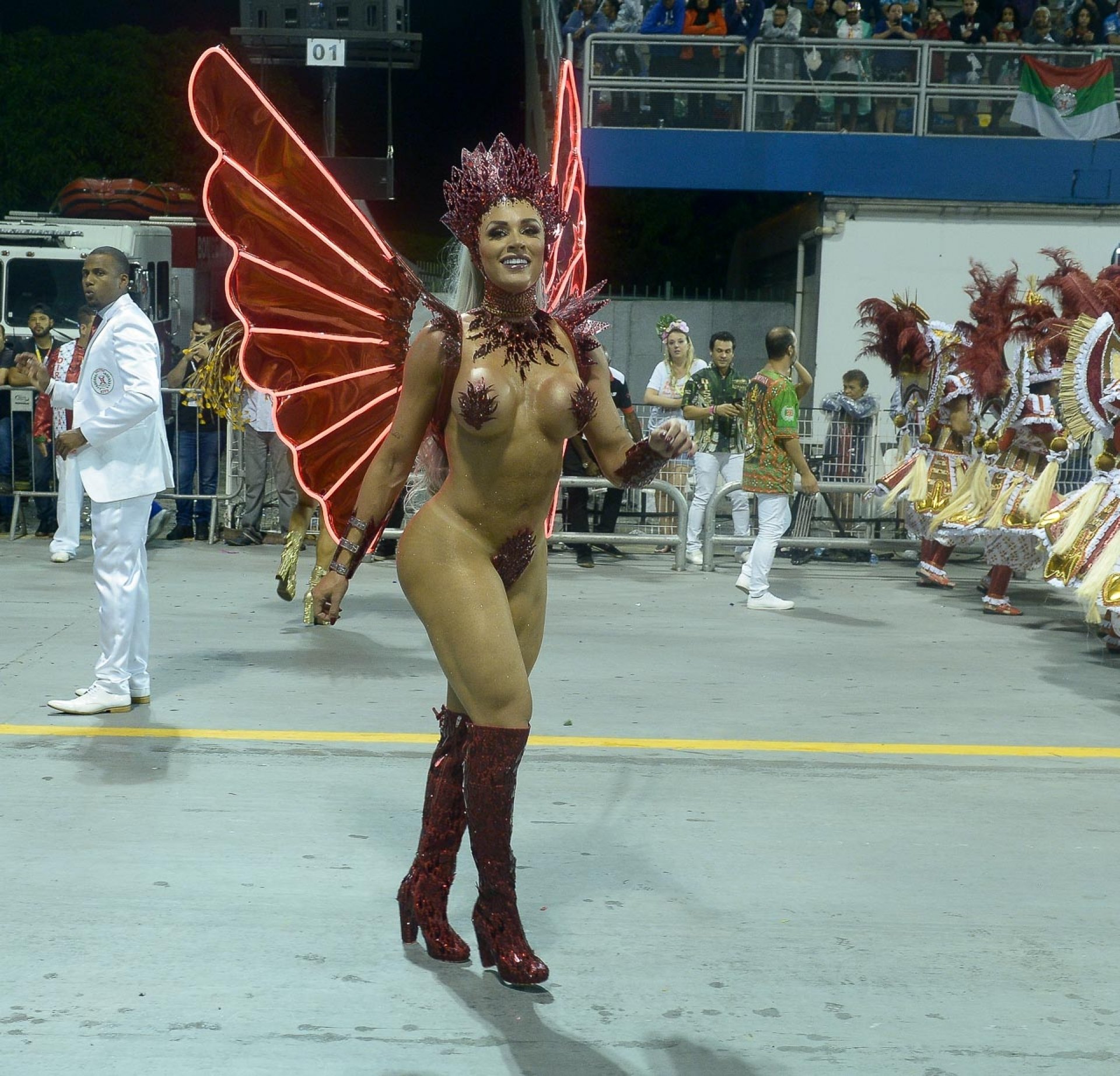 карнавал голых попок фото 53