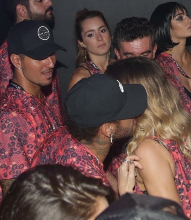 AGN_1507201 - Sapucai, BRASIL  - Neymar Fala ao Pe do Ouvido com loira no Nosso camarote com Anitta e Ludmila e Gabriel Medina.

Pictured: Neymar , Medina , Ludmila, Anitta e loira misteriosa

AgNews 5 MARÇO 2019 

BYLINE MUST READ: AgNews / AgNews

Xico Silva
telefone: (21) 98240-2501
email: agnews.fotografia@gmail.com
      Caption - AgNews