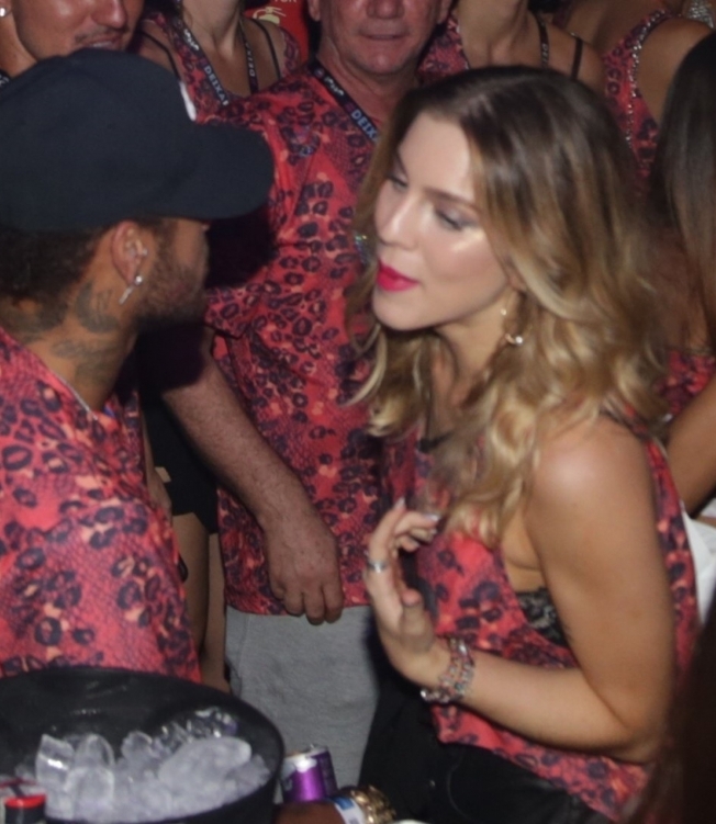 AGN_1507201 - Sapucai, BRASIL  - Neymar Fala ao Pe do Ouvido com loira no Nosso camarote com Anitta e Ludmila e Gabriel Medina.

Pictured: Neymar , Medina , Ludmila, Anitta e loira misteriosa

AgNews 5 MARÇO 2019 

BYLINE MUST READ: AgNews / AgNews

Xico Silva
telefone: (21) 98240-2501
email: agnews.fotografia@gmail.com
      Caption
