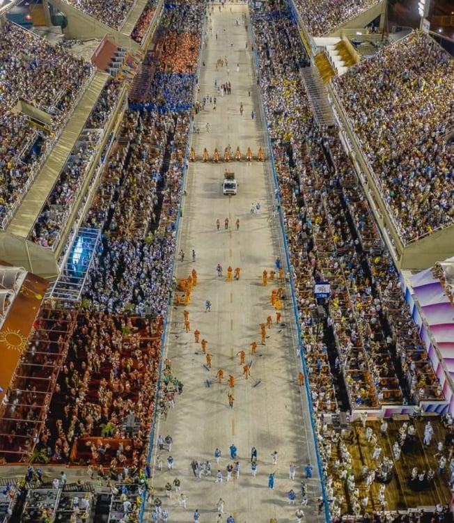 Atuação da Comlurb no Sambódromo durante a noite de segunda-feira e madrugada desta terça-feira