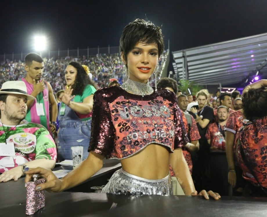 Anitta, Bruna Marquezine, Neymar e Gabriel Medina curtem o segundo dia de desfile das escolas do grupo especial na Marquês de Sapucaí