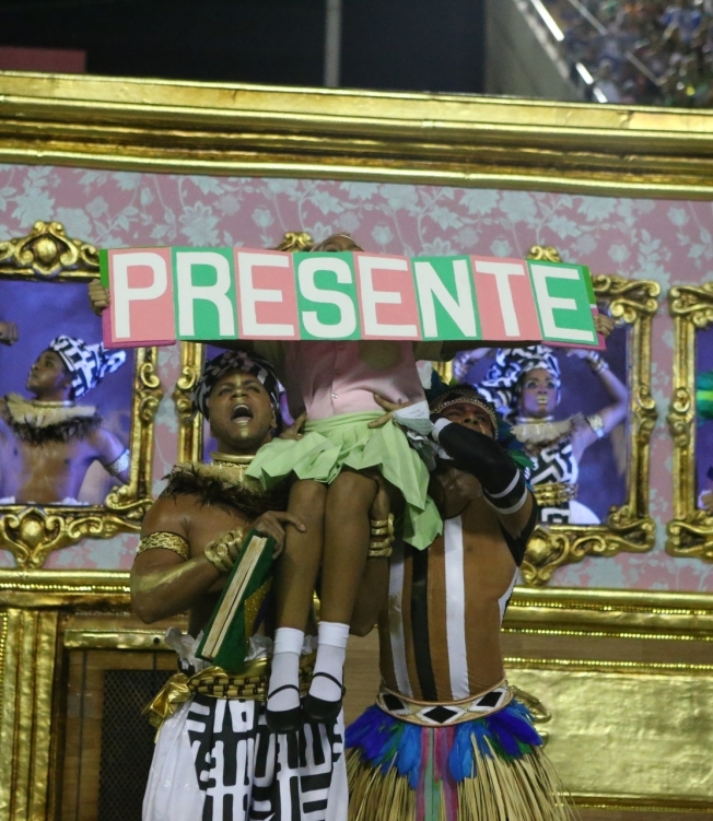 Mangueira foi a sexta escola a desfilar na madrugada de segunda