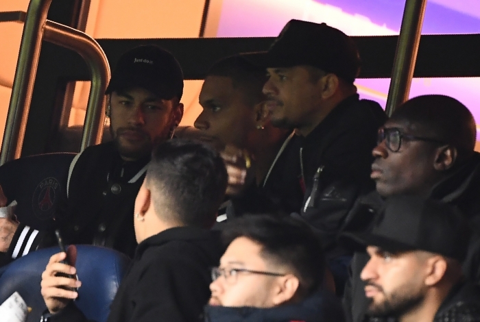Neymar (E) acompanhou o jogo de um camarote no estádio