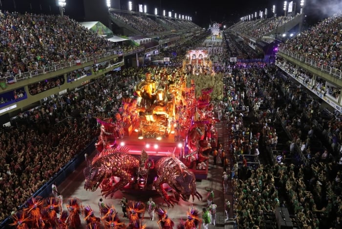 Mangueira foi a sexta escola a desfilar na madrugada de segunda