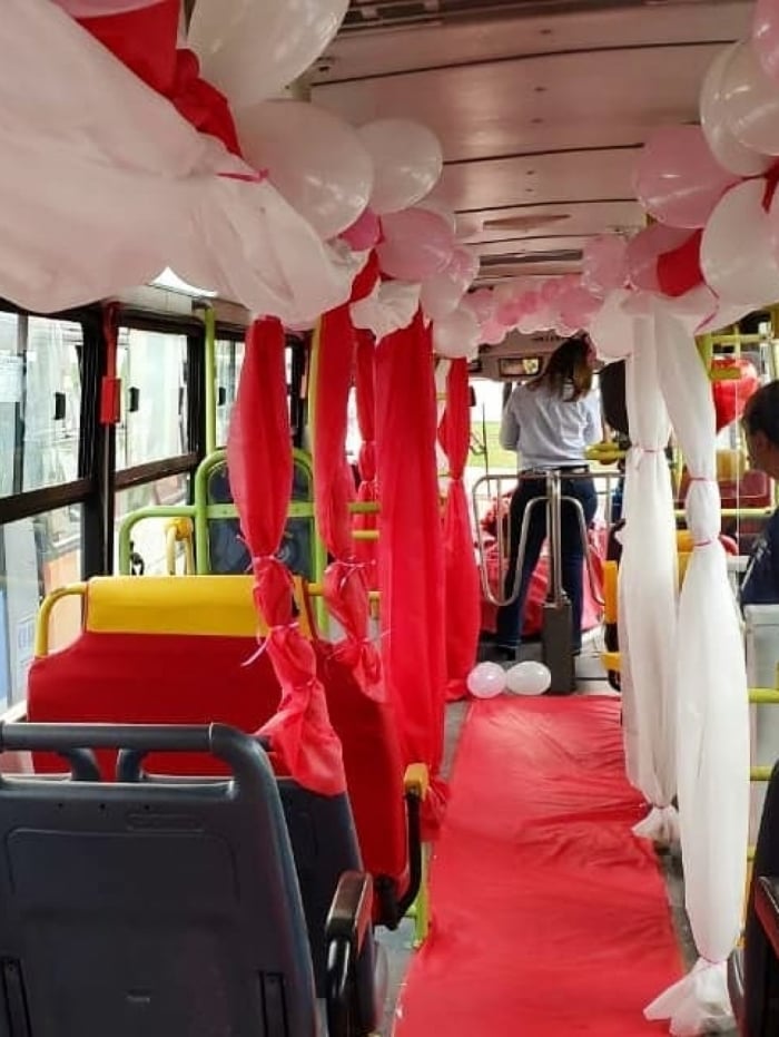 Motorista enfeita ônibus em homenagem ao Dia Internacional das Mulheres