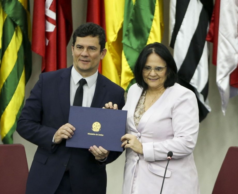 Os ministros da Justiça e Segurança Pública, Sergio Moro, e da Mulher, da Família e dos Direitos Humanos, Damares Alves, durante cerimônia de assinatura de acordo de cooperação técnica para estabelecimento de políticas públicas de combate à violência doméstica e familiar.