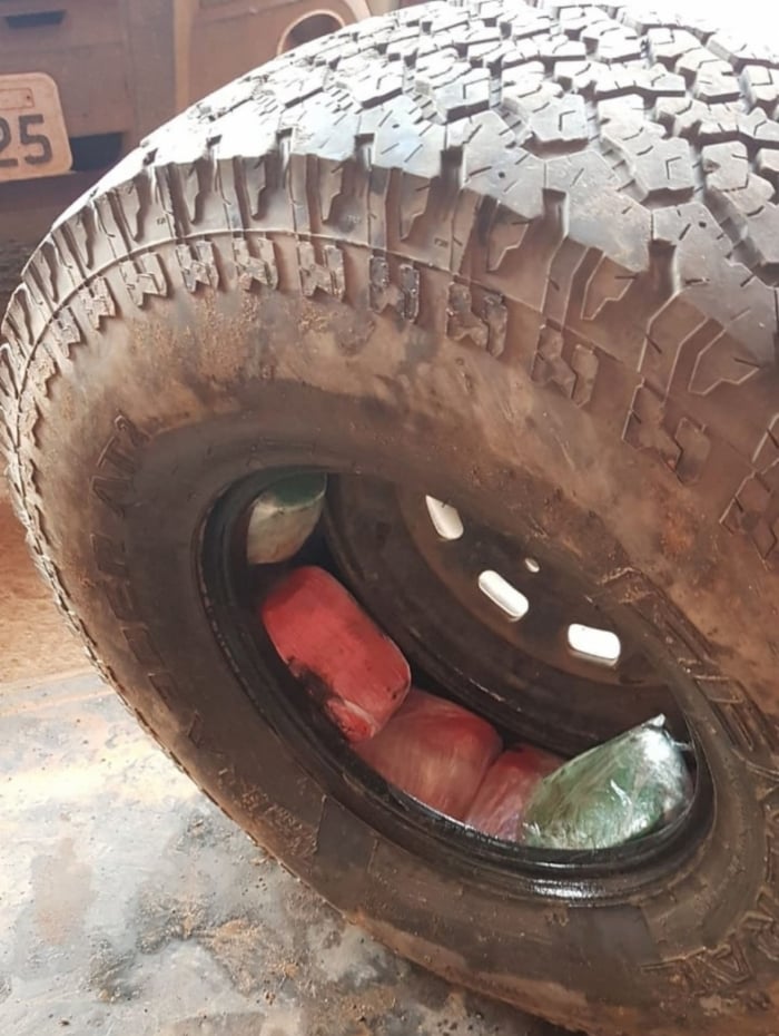 Homens escondem 51 kg de cocaína em estepe de camionete em RO