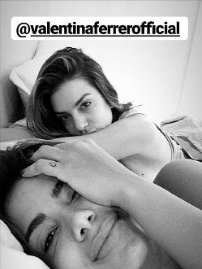 Anitta posa deitada ao lado da modelo Valentina Ferrer
