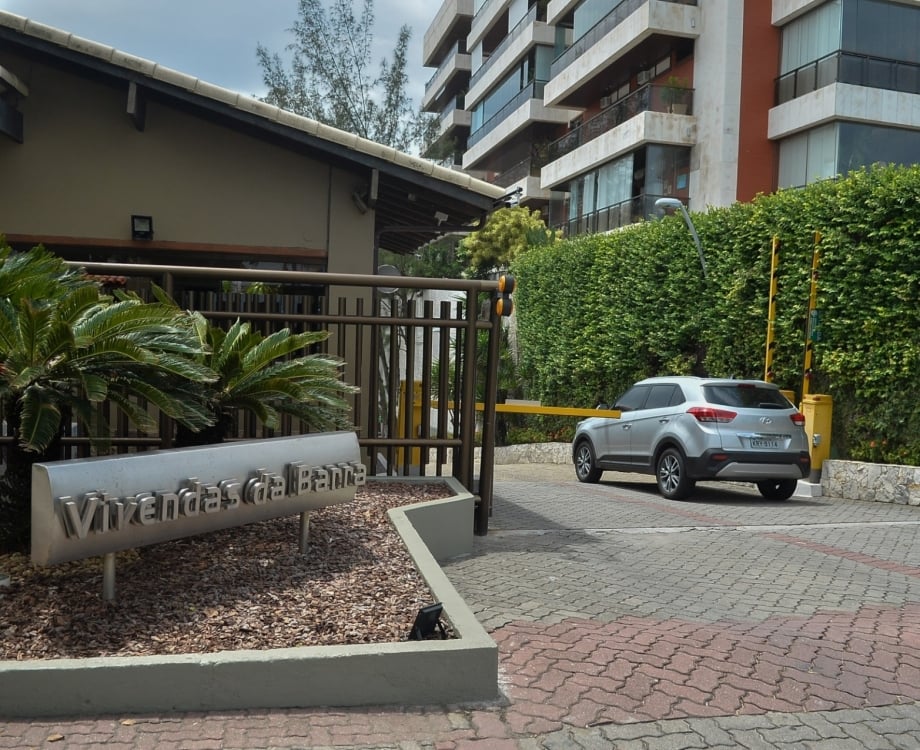 Rio,12/03/2019 - Pros&atilde;o de suspeitos de Marielle - Frente do Condom&iacute;nio Vivendas do Sol, local onde o Minist&eacute;rio P&uacute;blico e a&ccedil;&atilde;o conjunta com a Pol&iacute;cia Civil, prenderam o ex polical militar &Eacute;lcio Vieira de Queiroz, Avenida Lucio Costa, Barra da Tijuca, zona oeste do Rio de Janeiro.Foto: Armando Paiva/ Ag&ecirc;ncia O Dia  Cidade, Policia, Morte de Marielle, Caso Marielle, Prosao, Assassinos Marielle