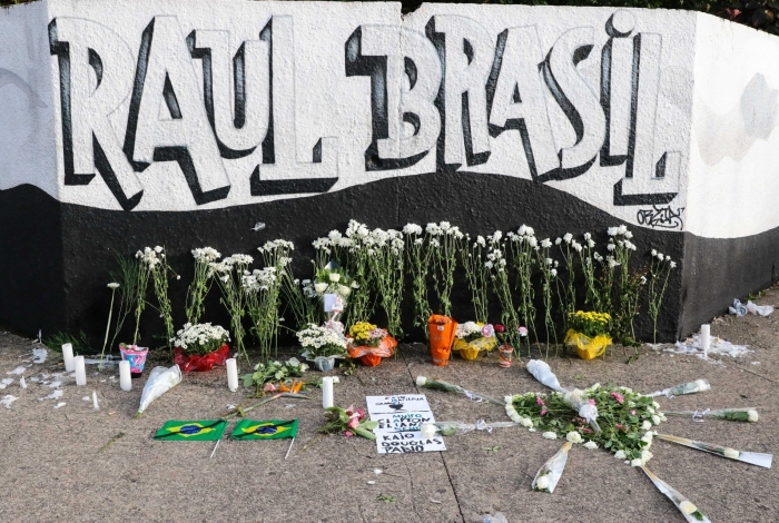 Homenagens aos alunos assassinados na Escola Raul Brasil, em Suzano, São Paulo