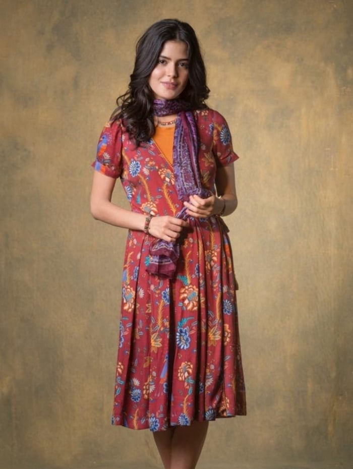 Julia Dalavia é a jovem Laila