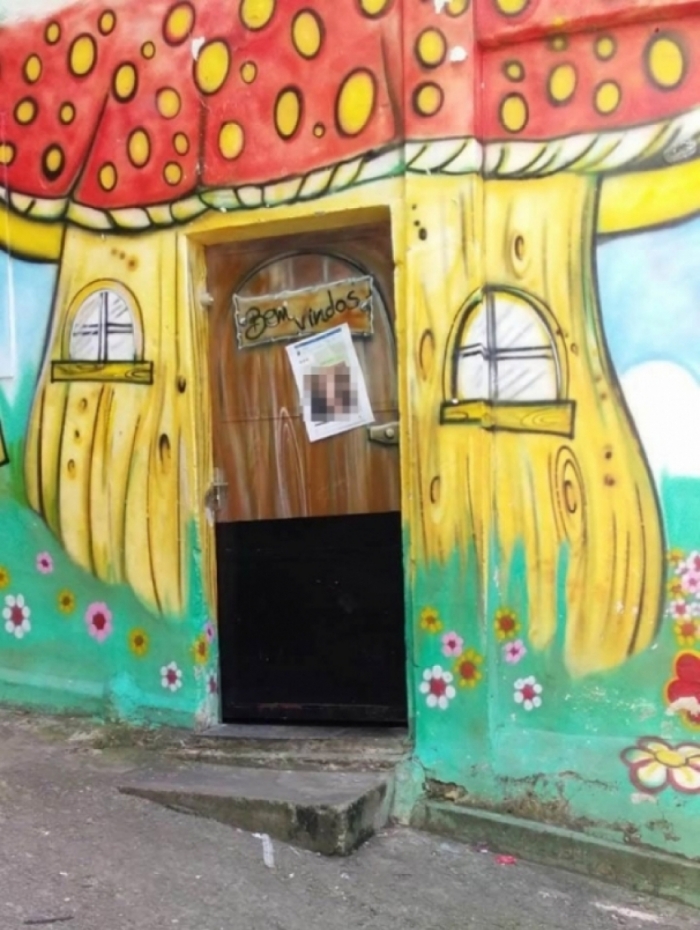 Cartazes com prints das conversas entre o ex-pastor e a vítima foram coladas na porta da igreja, no Jacarezinho.