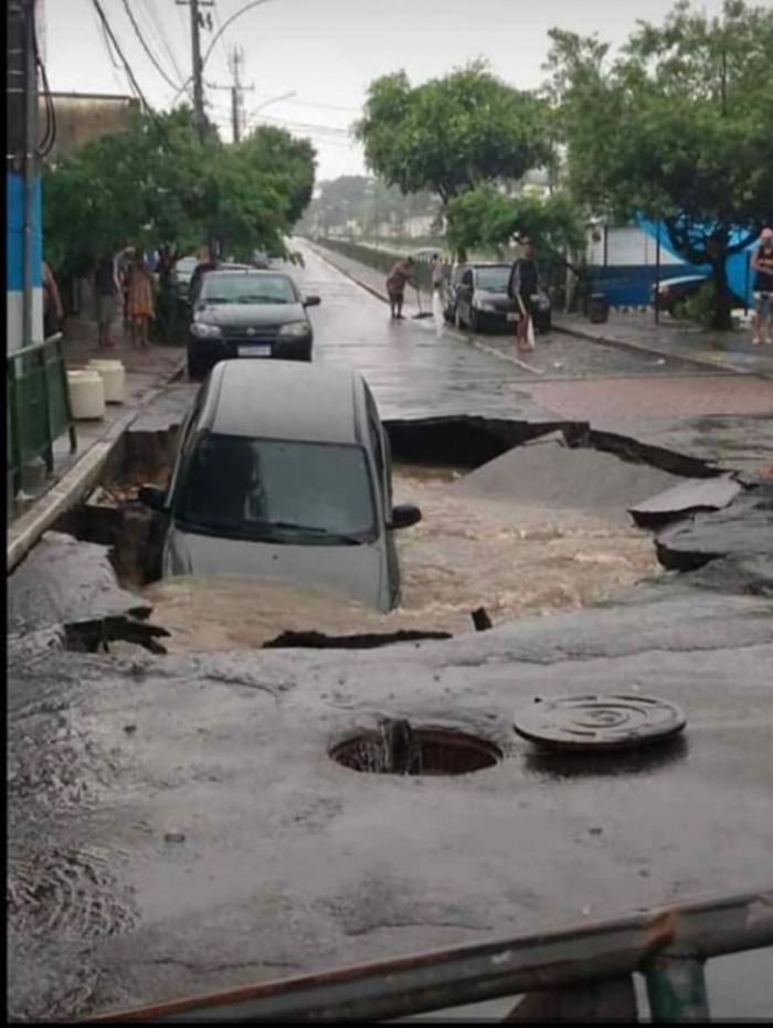 Cratera se abriu após as fortes chuvas