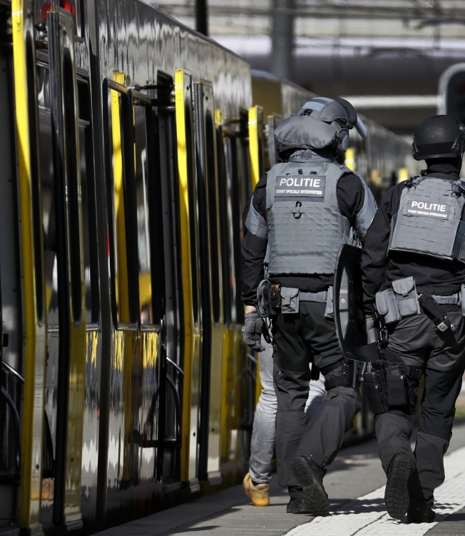 Polícia isolou a área em que um ataque a tiros na Holanda deixou feridos. - AFP