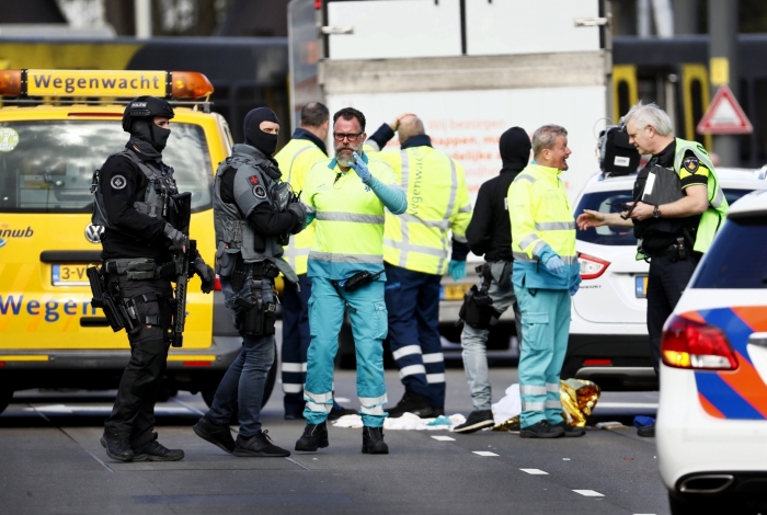 Polícia isolou a área em que um ataque a tiros na Holanda deixou feridos.    