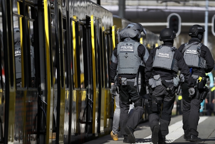 Polícia isolou a área em que um ataque a tiros na Holanda deixou feridos.