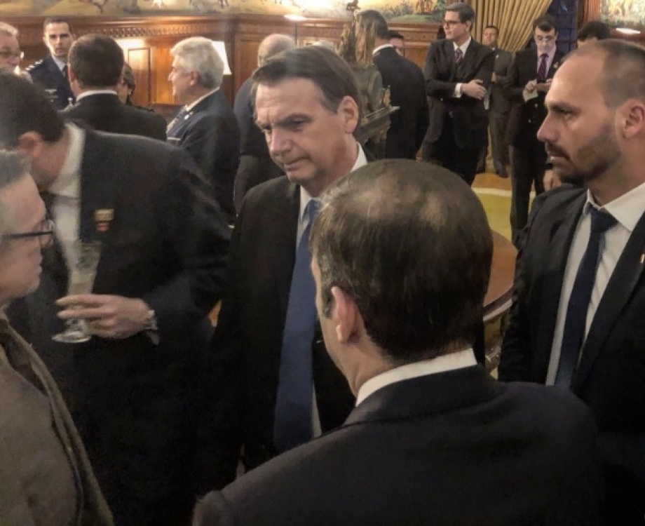 Presidente Jair Bolsonaro, deputado federal Eduardo Bolsonaro (PSL-SP) e o escritor Olavo de Carvalho em um jantar em Washington.