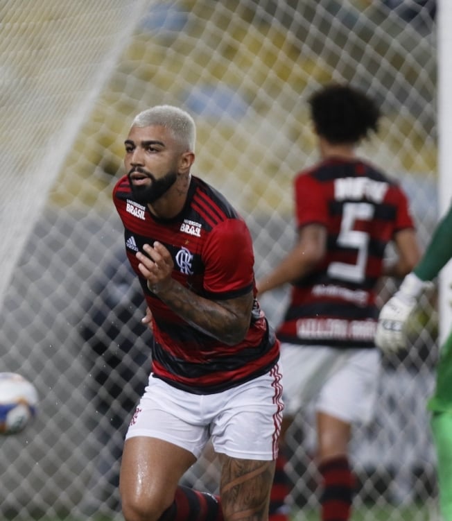 Gabigol comemora o seu segundo gol no triunfo do Flamengo