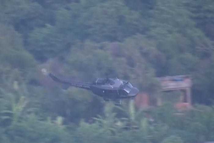 Helicóptero da Polícia Civil em operação na Cidade de Deus
