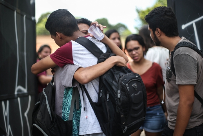 Estudantes se abraçam na volta à Escola Estadual Raul Brasil 