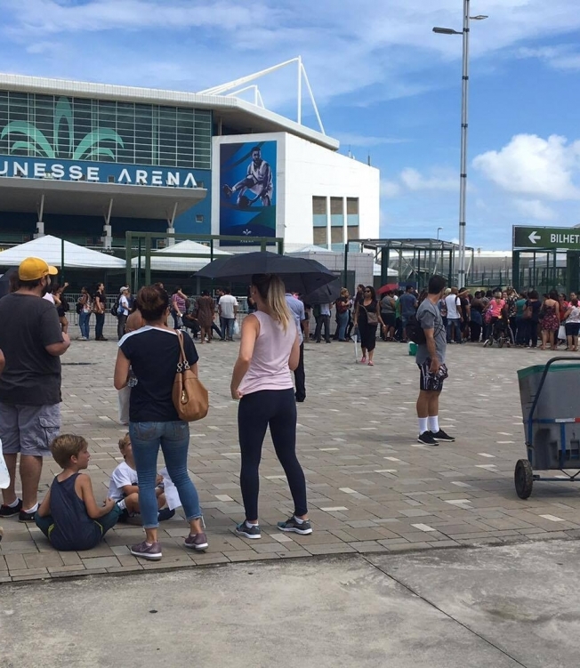 Fãs acamparam em frente à Jeunesse Arena para garantir ingressos na pré-venda. Show será dia 3 de agosto
