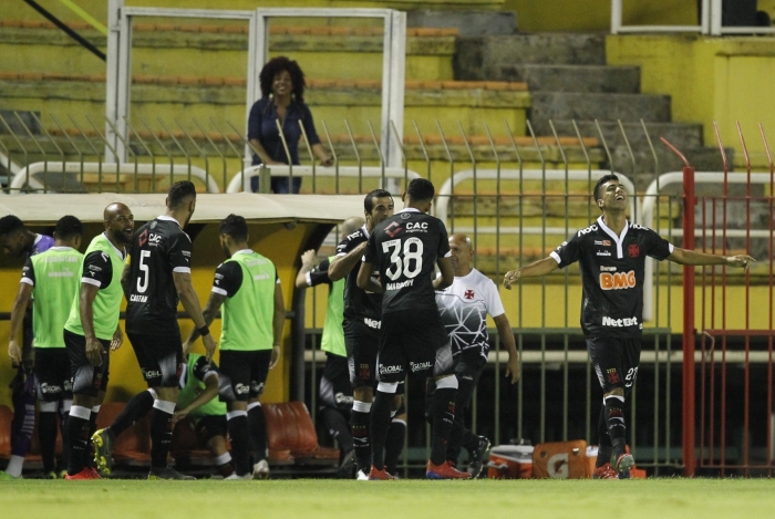 Tiago Reis comemora seu primeiro gol como profissional e titular