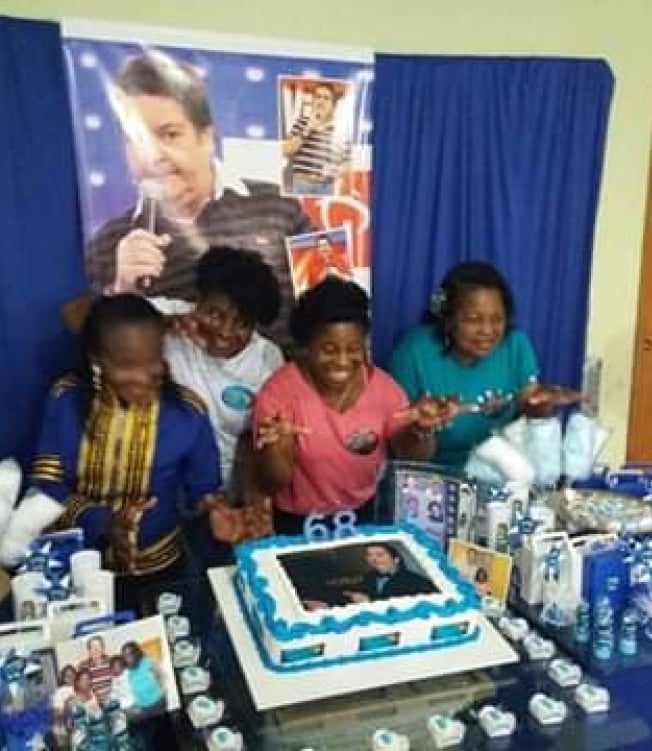 As amigas fazem até festa em comemoração ao aniversário de Fausto Silva