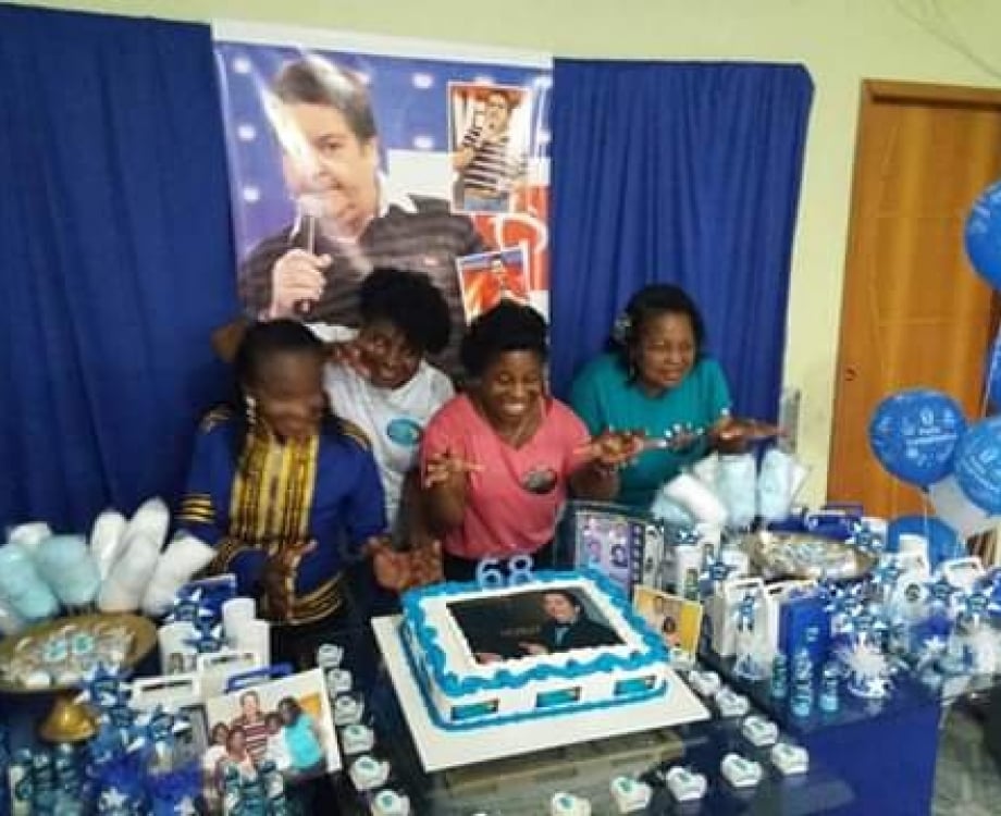 As amigas fazem até festa em comemoração ao aniversário de Fausto Silva