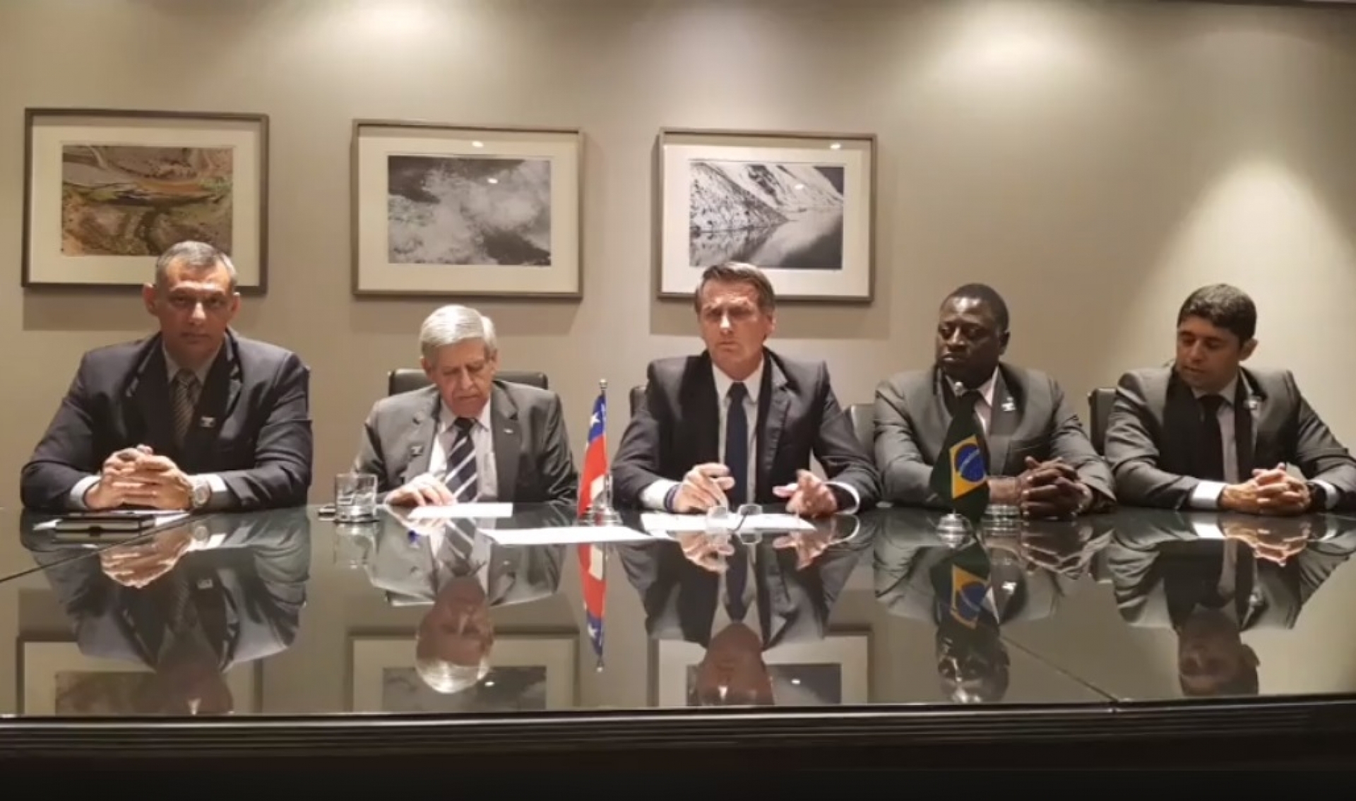 Bolsonaro faz transmissão ao vivo do Chile 