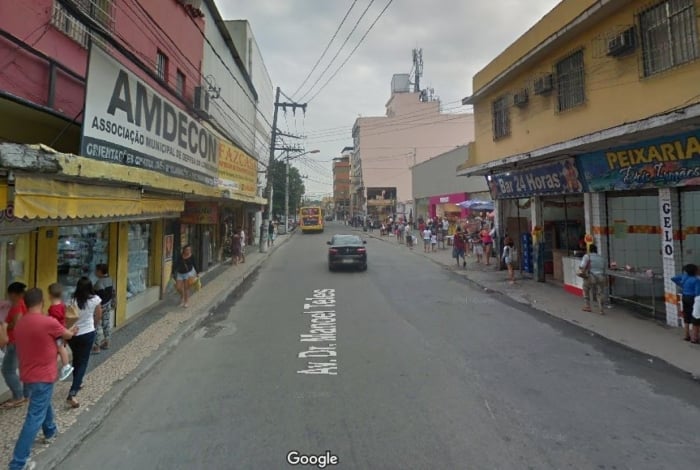 Criminoso morreu após roubar carro e ter mal súbito na Avenida Doutor Manoel Teles, no Centro de Caxias