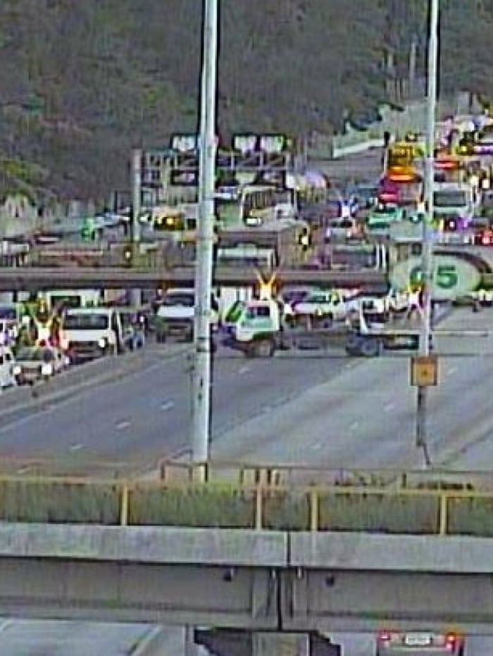 Tombamento de carreta interdita trânsito na Avenida Brasil