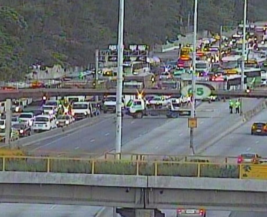 Tombamento de carreta interdita trânsito na Avenida Brasil