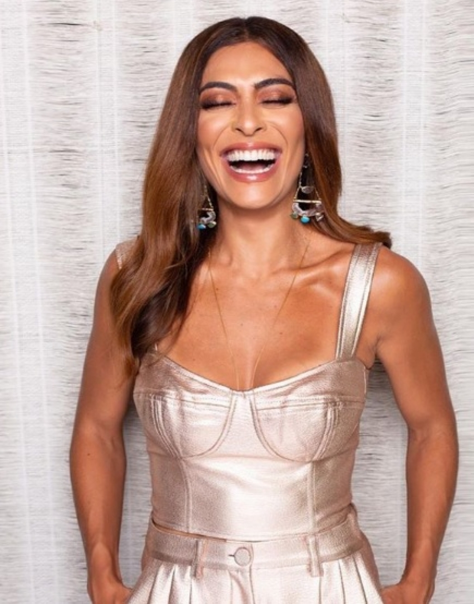 Juliana Paes arrasa com a make em tons terrosos 