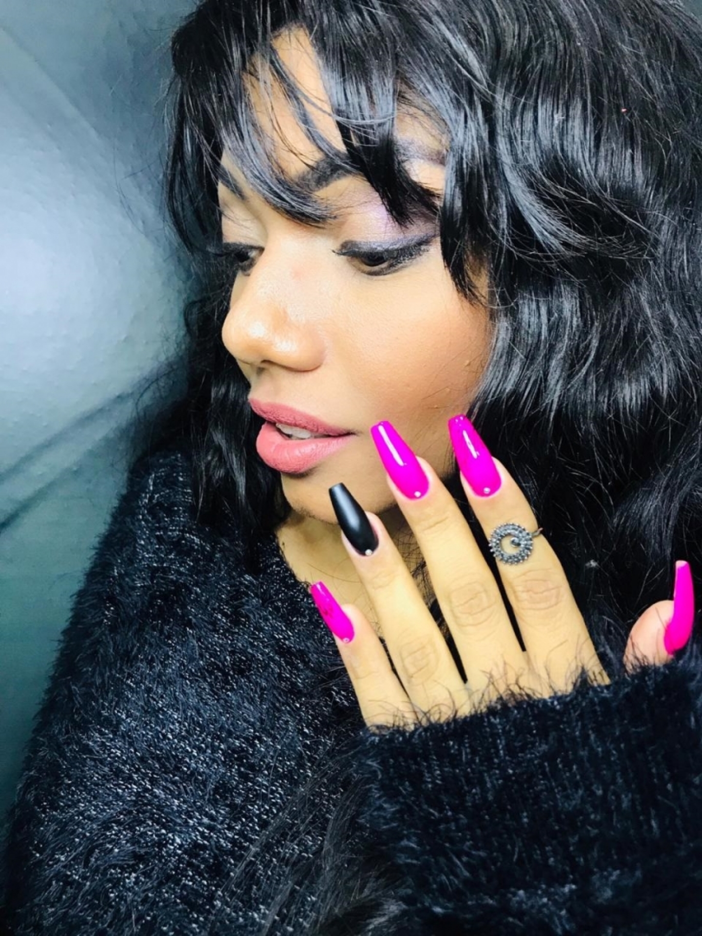 Letícia Felício posa mostrando as unhas que são tendência no outono 