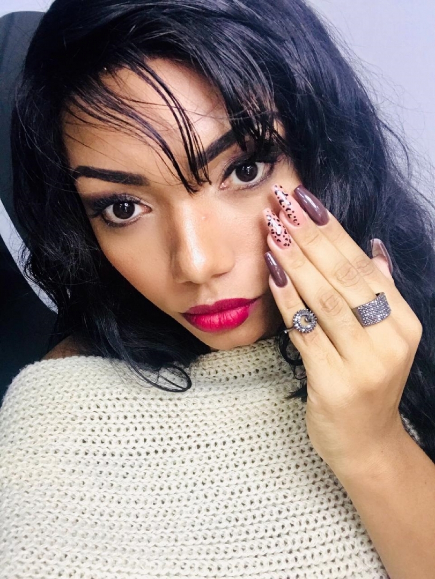 Letícia Felício posa mostrando as unhas que são tendência no outono 