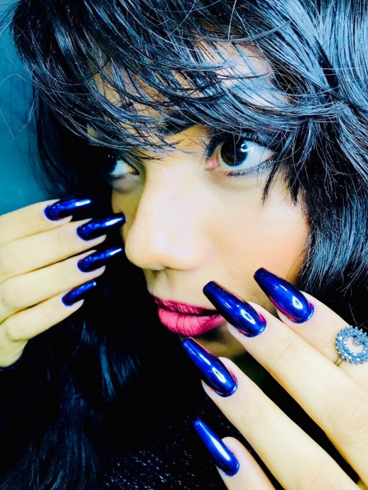 Letícia Felício posa mostrando as unhas que são tendência no outono 