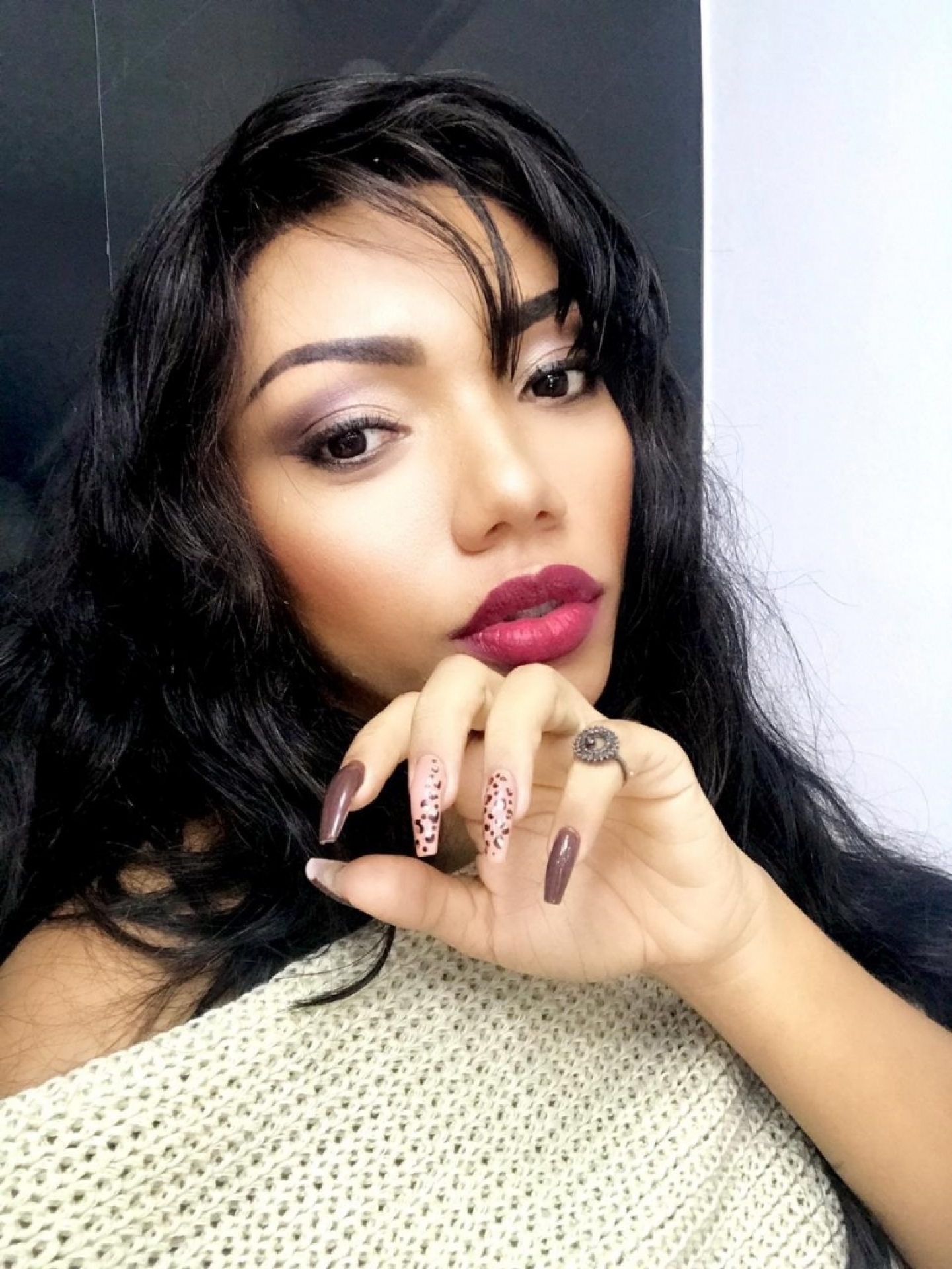 Letícia Felício posa mostrando as unhas que são tendência no outono 