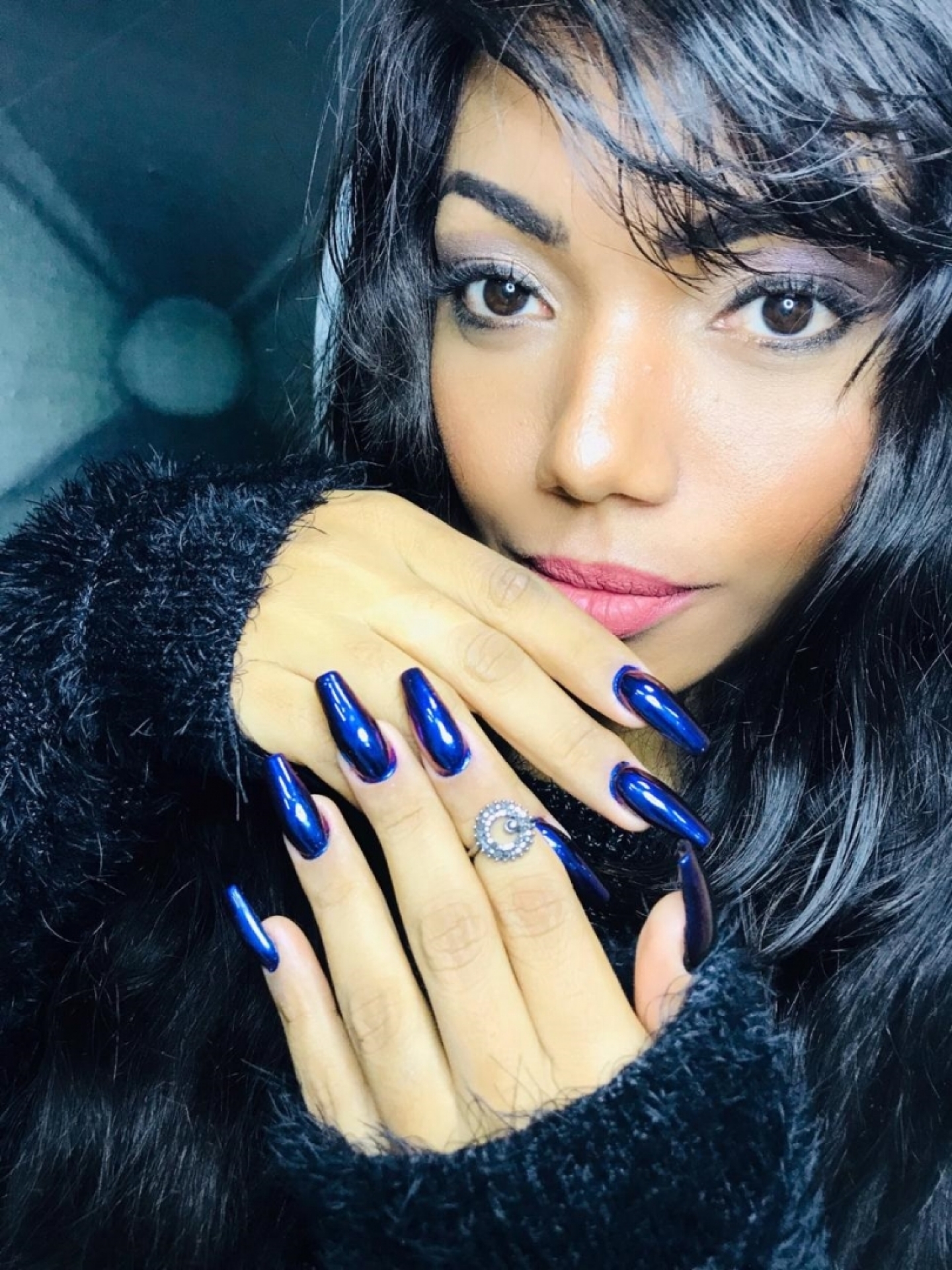 Letícia Felício posa mostrando as unhas que são tendência no outono 