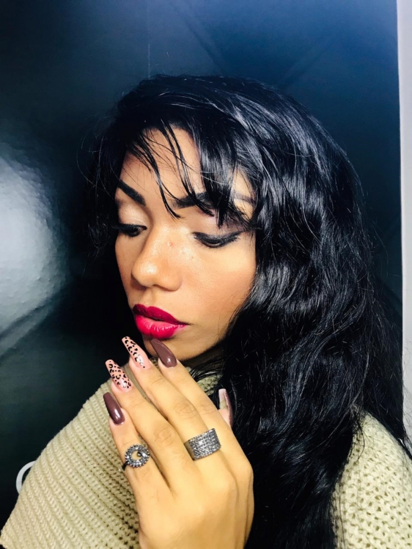 Letícia Felício posa mostrando as unhas que são tendência no outono 