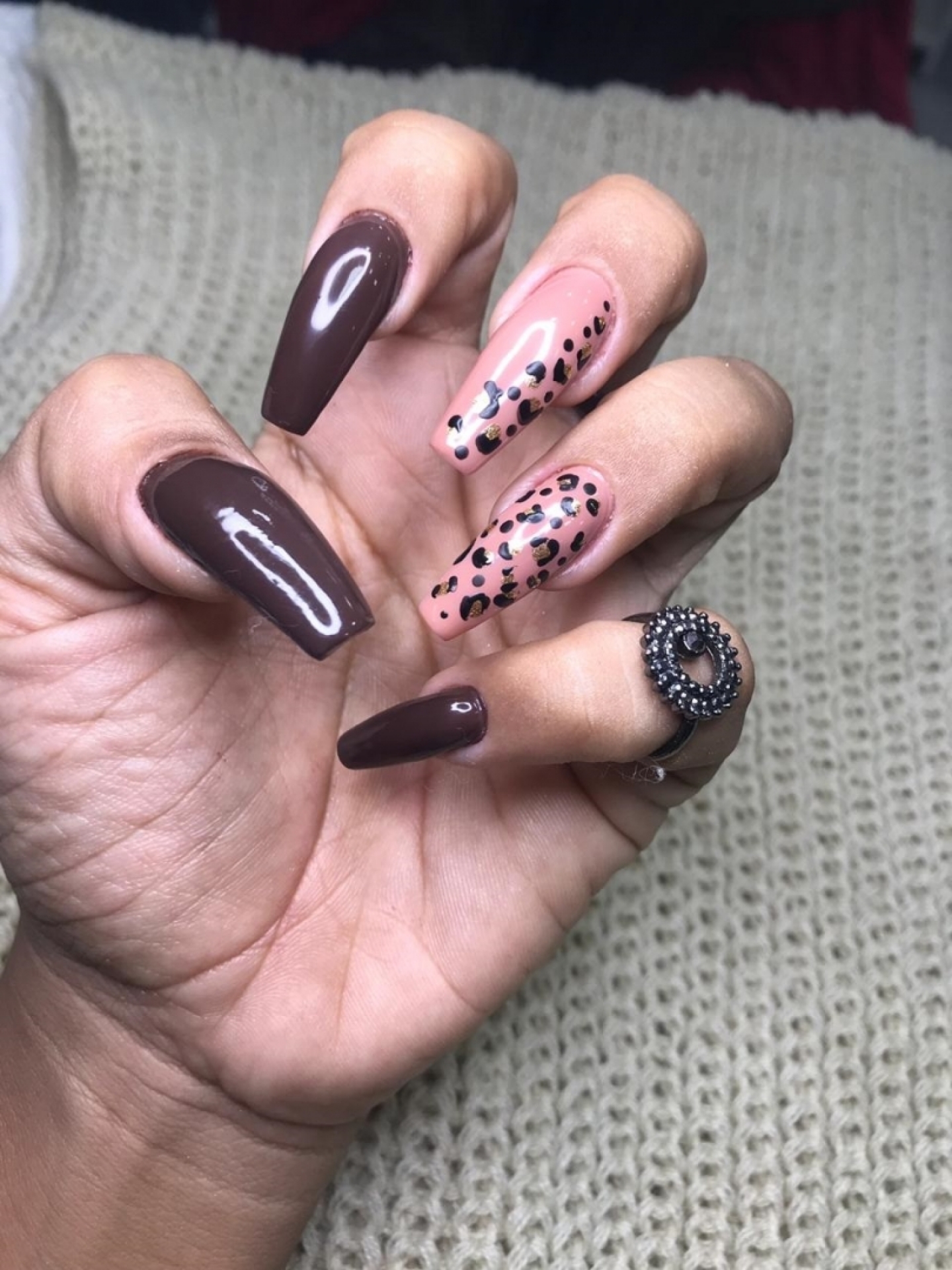 Letícia Felício posa mostrando as unhas que são tendência no outono 