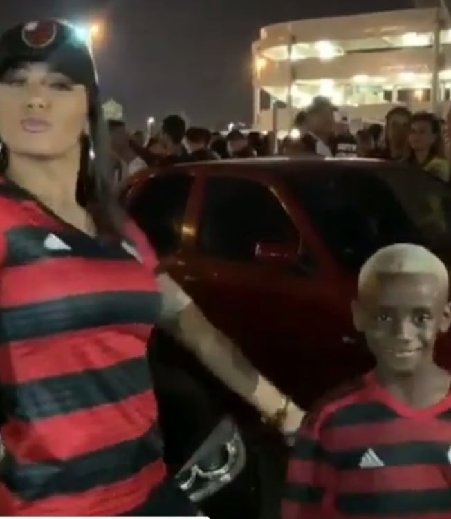 Nego Ney dança com MC Pocahontas