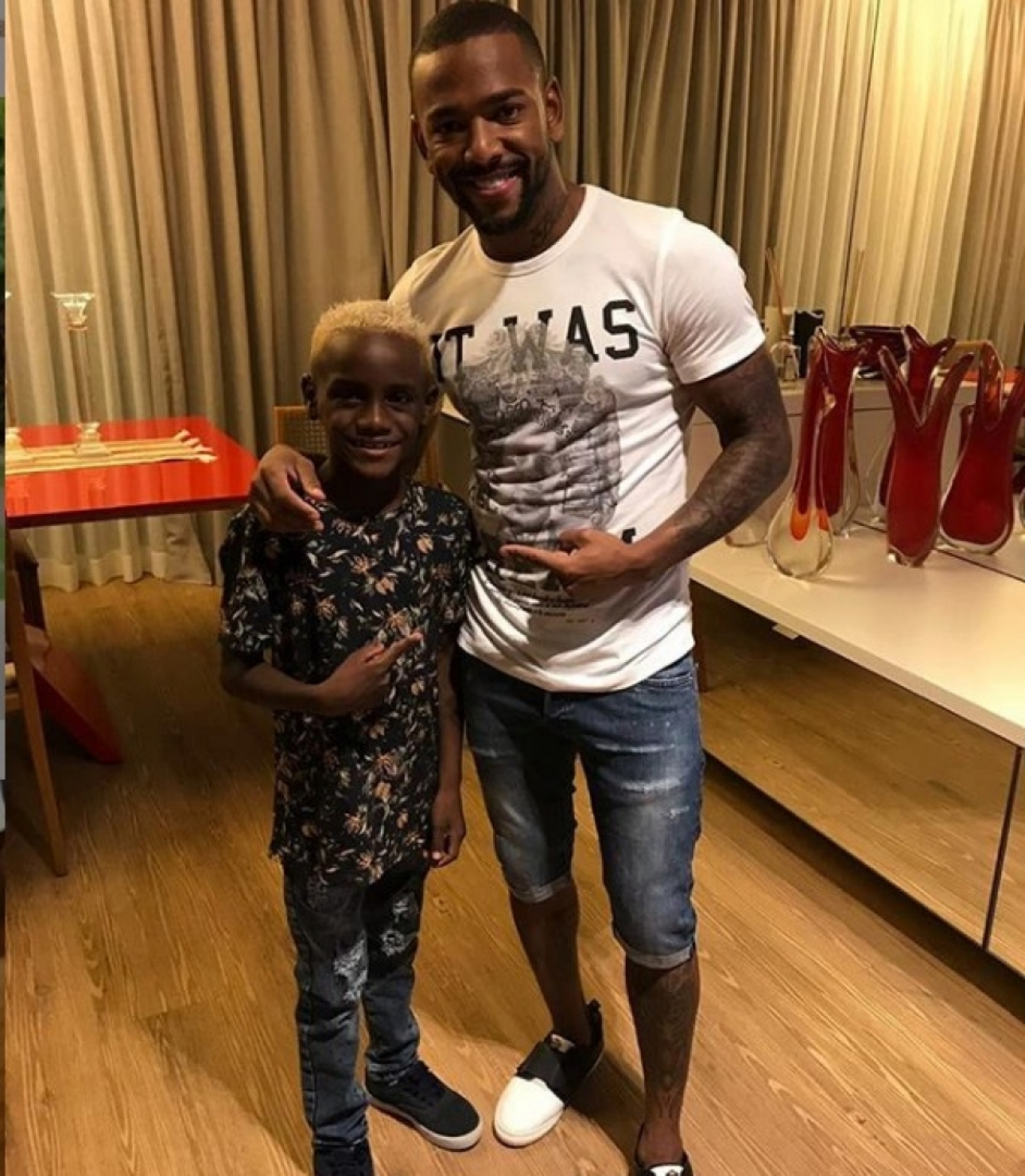 Nego Ney vai a casa de Nego do Borel