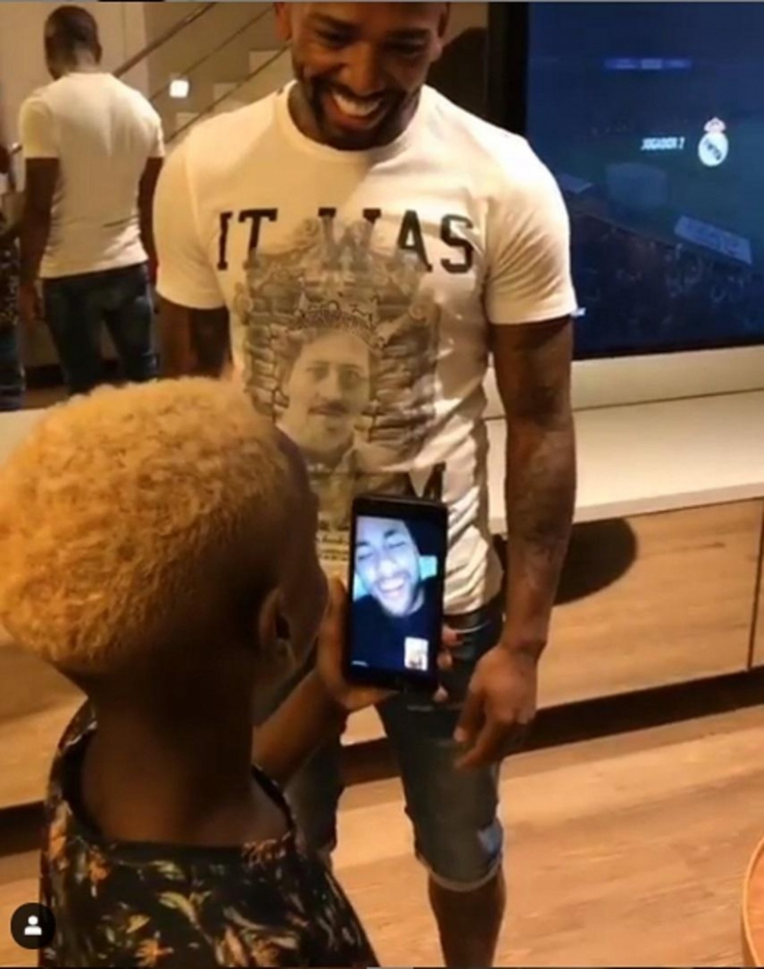 Nego Ney faz chamada de vídeo com Neymar