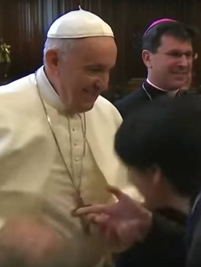 O Papa Francisco retirou repetidamente sua m&atilde;o para n&atilde;o ser beijado pelos fi&eacute;is, em Loreto, no norte da It&aacute;lia